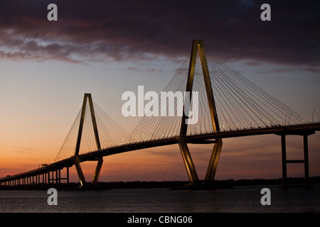 Coucher de soleil sur le pont Arthur Ravenel Jr., également connu sous le nom de la nouvelle Cooper River Bridge à Charleston, SC. Banque D'Images