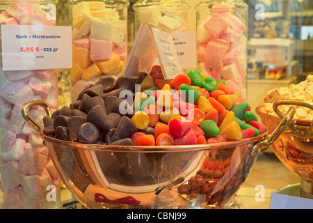 Affichage de gelées de fruits dans une fenêtre à Bruges, Belgique. Banque D'Images