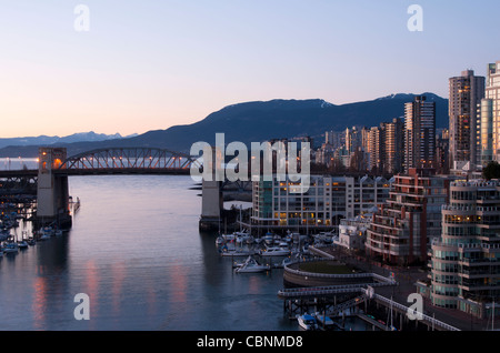 Vue panoramique de condos, le pont de la rue Burrard et montagnes et l'océan au-delà de la région de Vancouver, Colombie-Britannique, Canada Banque D'Images