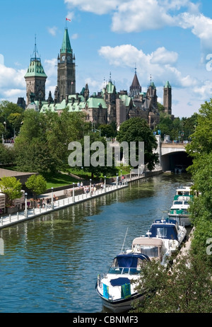 Amarrage de bateaux sur le canal Rideau au-dessous de l'Édifice du Centre du Parlement à Ottawa, Canada. Banque D'Images