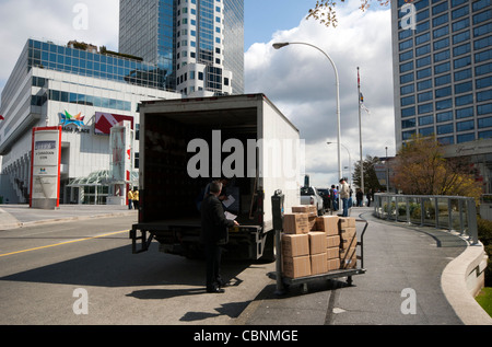 En train de décharger un camion de livraison de colis et de boîtes dans la rue à Vancouver, Colombie-Britannique, Canada Banque D'Images