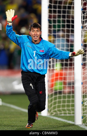 La Corée du Nord attaquant Myong Guk ri en action lors d'un match de Coupe du Monde de la FIFA 2010 contre le Brésil à l'Ellis Park Stadium. Banque D'Images