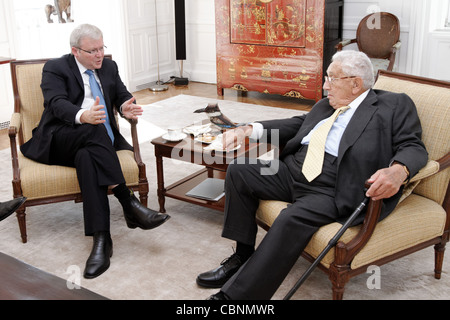 Le Ministre australien des affaires étrangères Kevin Rudd se réunit avec l'ancien secrétaire d'État des États-Unis, le Dr Henry Kissinger. Banque D'Images