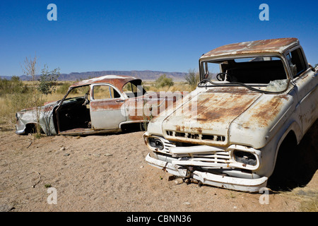 Les véhicules abandonnés dans le désert, Solitaire, en Namibie Banque D'Images