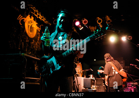 Pi Mee, Carabao's lead guitar, prend un frein w/ a l'eau de soude (Thaïlande, le plus connu de folk / rock and roll band), Bangkok, Thaïlande. © Kraig Lieb Banque D'Images