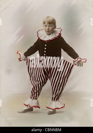 Little Boy Wearing Clown Pantalon géant Banque D'Images