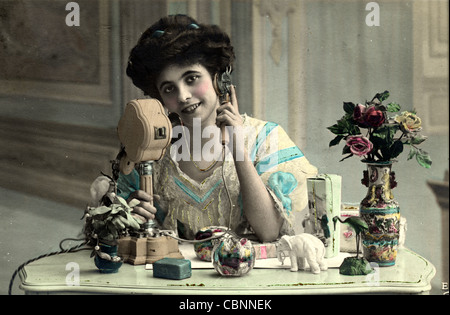 Femme élégante parlant au téléphone Chandelier Européenne Banque D'Images