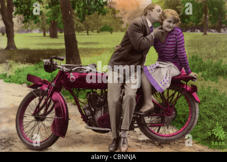 Romantic Couple on Indian Motorcycle Banque D'Images