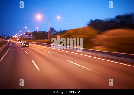 Freeway traffic at Dusk Banque D'Images