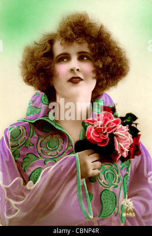 Curly Haired Beauty portant chemisier violet Banque D'Images