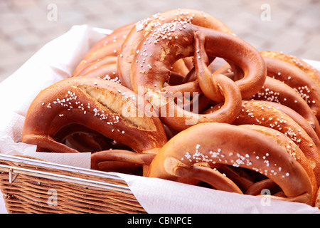 Close up d'un plateau avec de nombreux bretzels Banque D'Images