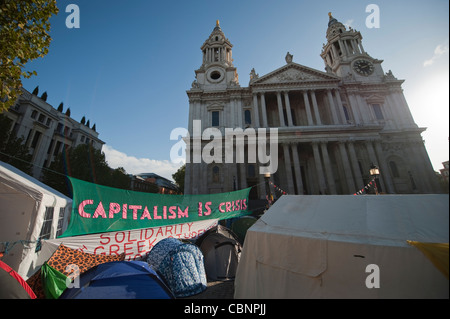 Occupy London camp de protestation contre le capitalisme, la Cathédrale St Paul, Ville de London Banque D'Images