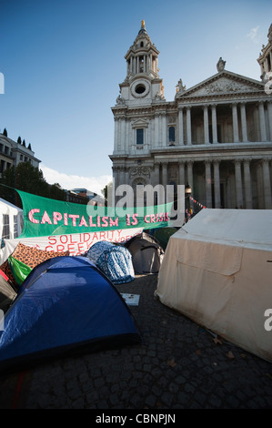 Occupy London camp de protestation contre le capitalisme, la Cathédrale St Paul, Ville de London Banque D'Images