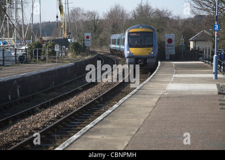 Turbo diesel de la classe 170 star train approchant la plate-forme, Woodbridge, Suffolk, Angleterre Banque D'Images