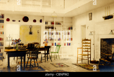 Intérieur d'une bibliothèque coloniale de deux étages Banque D'Images