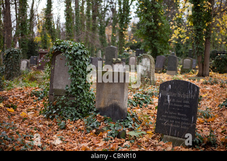 Vieux cimetière grave cassée Banque D'Images