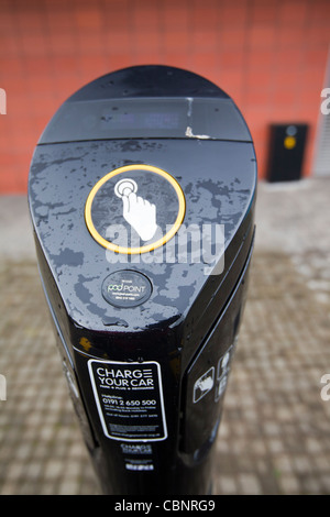 Une voiture électrique point de recharge à l'extérieur du bâtiment Devonshire à l'Université de Newcastle. Banque D'Images