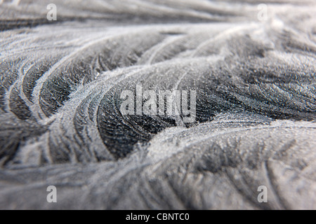 Se produisant des cristaux de glace solide inorganique cristallins du givre sur une vitre opaque transparent de l'eau congelée Banque D'Images