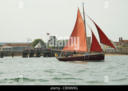 Gaff Rigged navire à la course 2011 Festival vieilles coques, près de Yarmouth Pier, île de Wight vu par la foule de spectateurs Banque D'Images