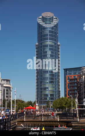 Avis de PORTSMOUTH GUNWHARF QUAYS, montrant Number One Tower apartment blocks, tour de rouge à lèvres, en juin Banque D'Images