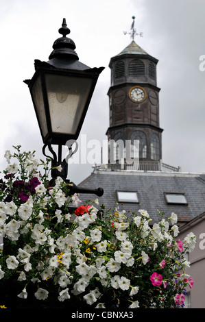 L'hôtel de ville tholsel high street Kilkenny Irlande suspension lampe fleur lumière lampost clock tower Banque D'Images