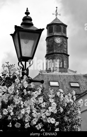 L'hôtel de ville tholsel high street Kilkenny Irlande suspension lampe fleur lumière lampost clock tower Banque D'Images