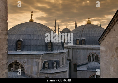 La Mosquée Bleue et Sainte-Sophie mausolées vue depuis l'intérieur de Sainte-Sophie, Istanbul,Turquie Banque D'Images