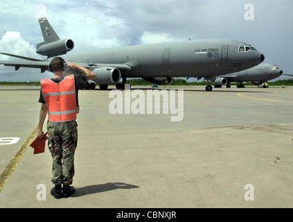 OPÉRATION ENDURING FREEDOM (AFIE) -- un chef d'équipage de la 28e Escadre expéditionnaire aérienne salue un KC-10 lorsqu'il part pour une mission à l'appui de l'opération Enduring Freedom. Les KC-10 ravitaillent des avions B-2A Spirit, B-1B lancer et B-52H Stratofortress depuis le début de l'opération. Banque D'Images