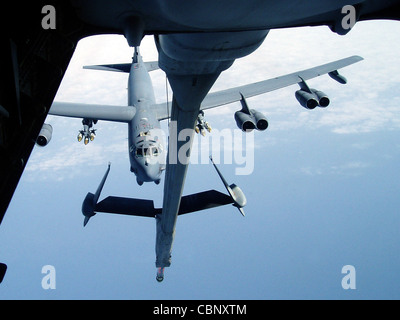L'opération Enduring freedom -- un KC-10a extender avec la 380e escadre expéditionnaire aérienne réduit son battant la rampe à fournir du carburant à l'approche d'un b-52h stratofortress sur l'Asie du Sud-Ouest Banque D'Images