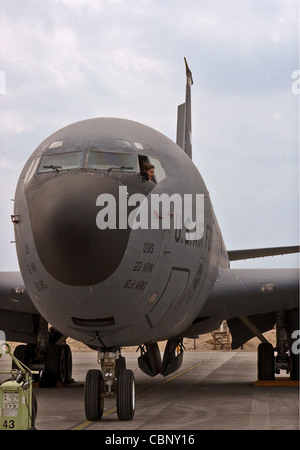 ASIE DU SUD-OUEST -- un Airman regarde à l'extérieur de l'intérieur d'un poste de pilotage KC-10 Extender tout en préparant une mission dans un lieu de déploiement avancé pour soutenir les opérations de liberté et de liberté durable en Irak le 11 janvier. L'Airman est affecté à la 380e Escadre expéditionnaire aérienne. Banque D'Images