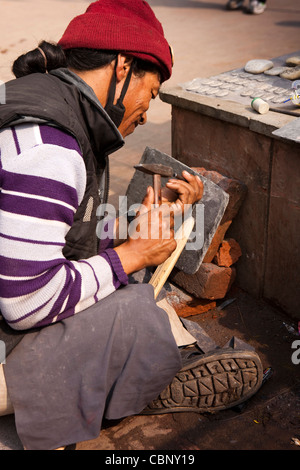 L'Inde, le Bihar, Bodhgaya, l'artisanat, l'homme part bouddhiste de sculpture en pierre de Mani Banque D'Images