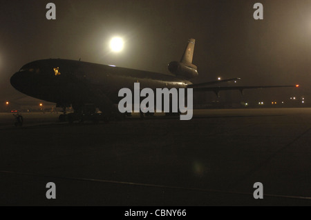 BASE AÉRIENNE DE LANGLEY, Virginie -- UN KC-10 de la base aérienne de McGuire, NJ, est assis sur la piste en attente de décollage, après avoir été chargé ici avec des fournitures pour la mission de libération du tremblement de terre au Pakistan le 11 octobre. Banque D'Images