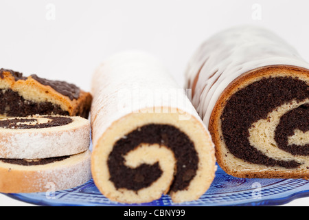 Différentes espèces de graines de pavot gâteau sur une assiette Banque D'Images