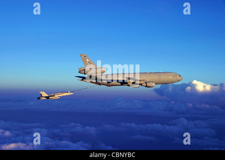 Un chasseur Hornet F/A-18 de la Marine reçoit du carburant d'un prolongateur KC-10 au-dessus de l'Afghanistan. Le 15 septembre, les pétroliers de la coalition ont effectué 46 sorties et ont déchargé environ 2.4 millions de livres de carburant dans 210 avions récepteurs. Banque D'Images