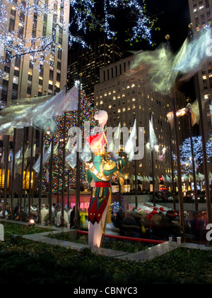 Les chiffres de Noël géant du Rockefeller Plaza à Noël dans la nuit,New York City, New York, USA Banque D'Images