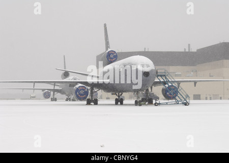 Une rangée d'Extenders KC-10 se trouve sur la base aérienne de McGuire, en New Jersey, ligne de vol du 7 mars, attendant d'être dégivrée pendant une tempête de neige qui a frappé la base. Banque D'Images