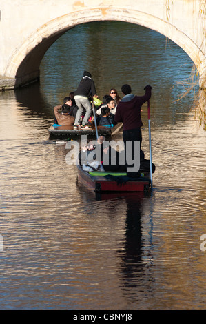 Les parieurs en passant sous le pont de la Trinité sur la rivière Cam, Cambridge, Angleterre. Banque D'Images