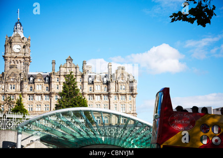 Deux bus tour d'Édimbourg en bus pour aller au-delà de la conduite et la gare de Waverley Hotel Balmoral avec les touristes à bord Banque D'Images