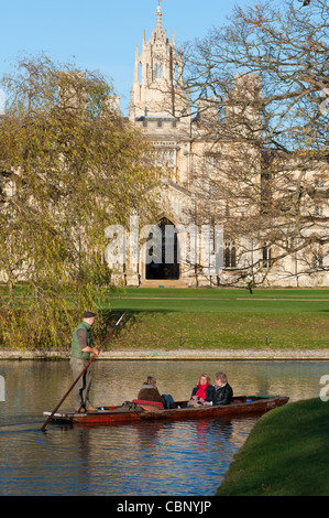 Promenades en barque sur rivière Cam avec St John's College à l'arrière, Cambridge, Cambridgeshire, Royaume-Uni. Banque D'Images