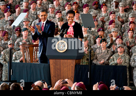 La Première Dame Michelle Obama lance le président Barack Obama pour les militaires et leurs familles, 14 décembre 2011 à à Ft. Bragg, NC. Le président a remercié les soldats pour leur service pendant l'Opération Liberté pour l'Irak et l'opération aube nouvelle, comme la guerre en Irak est une fin. Banque D'Images