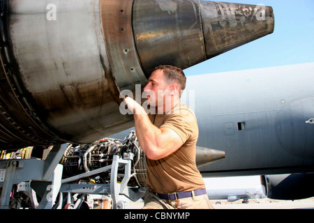 Sergent d'état-major Jamie Sherwood inspecte les aubes de turbine d'un moteur endommagé retiré d'un prolongateur KC-10 le 23 novembre dans une base aérienne déployée en Asie du Sud-Ouest. Le moteur sera envoyé à un dépôt où il sera révisé et renvoyé à l'unité. Banque D'Images