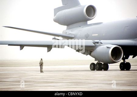 Un KC-10 Extender se prépare à prendre le 21 décembre lors du premier lancement massif de neuf avions à la base aérienne de Travis, en Californie. L'effort total de lancement de la force a été l'occasion pour le personnel d'exploitation, d'entretien et de soutien de s'entraîner ensemble à une plus grande échelle que d'habitude. Banque D'Images