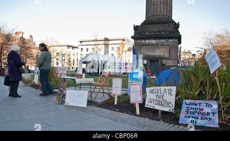 Protestation d'Édimbourg occupent de l'action mondiale du mouvement capitaliste St Andrews Square, Édimbourg Banque D'Images
