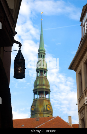 Avis de Peter sacré tour de l'église avec blue cloudy sky en arrière-plan de Old street à Riga, Lettonie Banque D'Images