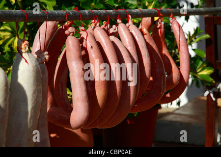 Saucisses fraîchement fait accroché dans le soleil pour sécher, l'abattage de porcs traditionnels Ibiza Banque D'Images