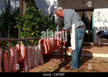 Saucisses à la pendaison Countryman sécher au soleil d'Ibiza, l'Abattage des porcins traditionnels Banque D'Images