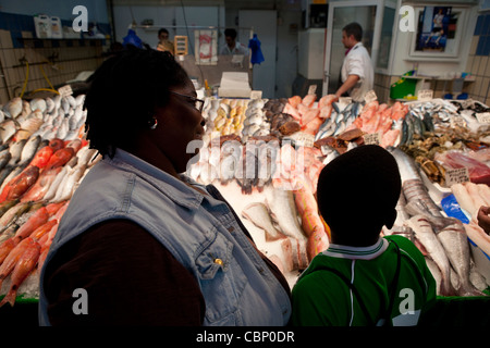 Décrochage du poisson en marché de Brixton. Banque D'Images