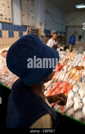 Décrochage du poisson en marché de Brixton. Banque D'Images