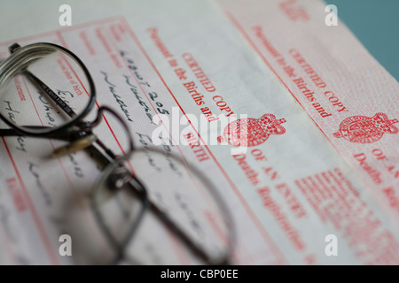 Certificat de naissance officiel du Royaume-Uni (UK) documentant les détails de la naissance d'une personne, Londres Royaume-Uni Banque D'Images