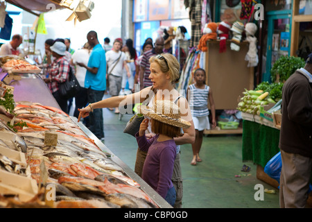 Décrochage du poisson en marché de Brixton. Banque D'Images